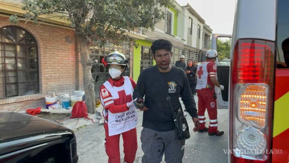 $!Paramédicos de la Cruz Roja trasladaron al lesionado a la Clínica 1 del IMSS con heridas en el rostro.