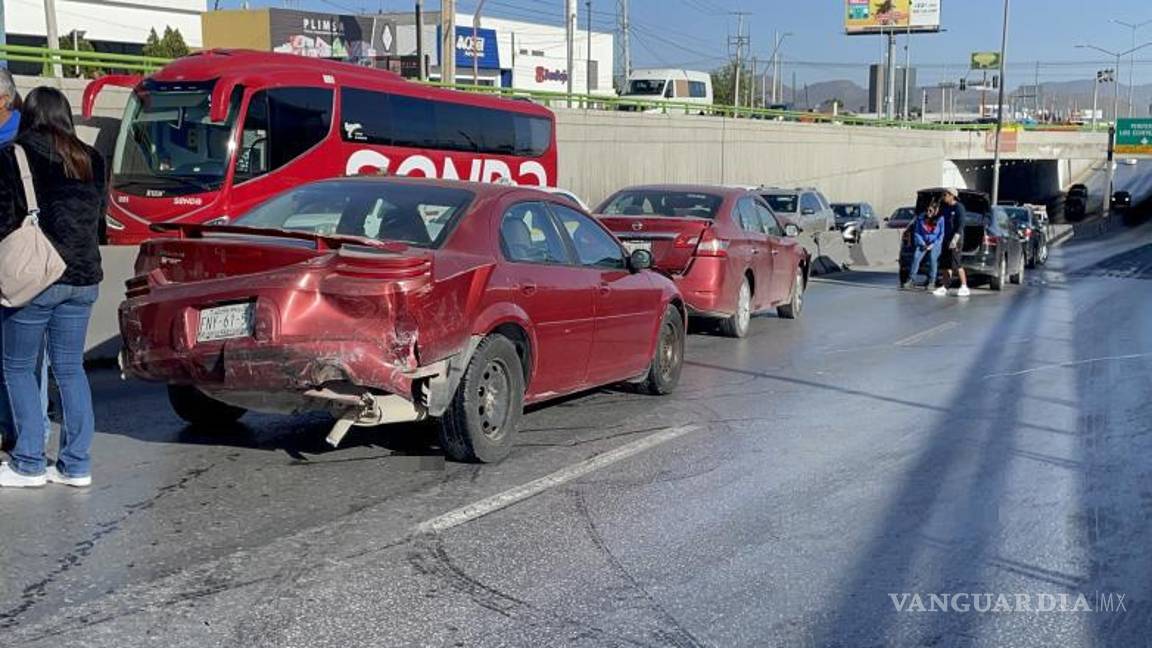 $!Los conductores afectados esperaron la llegada de las aseguradoras para tratar los daños.