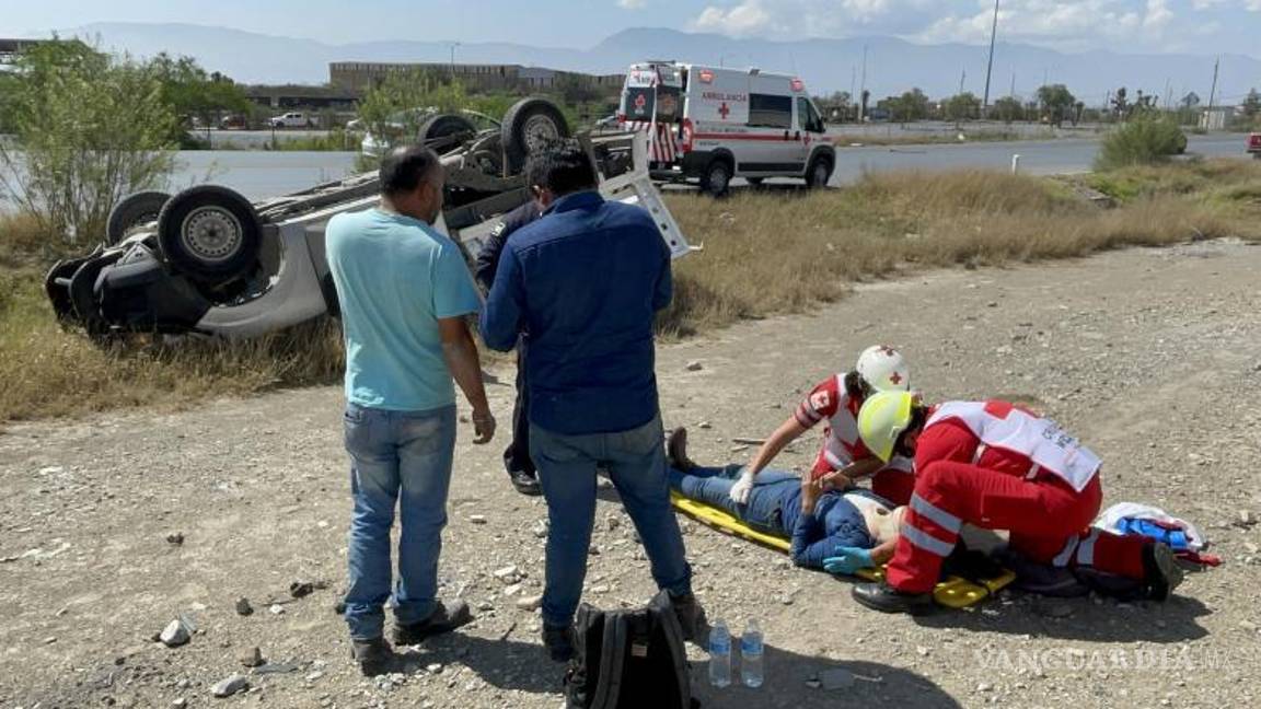 $!Los socorristas atendieron a los lesionados, quienes fueron llevados en la ambulancia a las instalaciones de un hospital privado al norte de la ciudad.