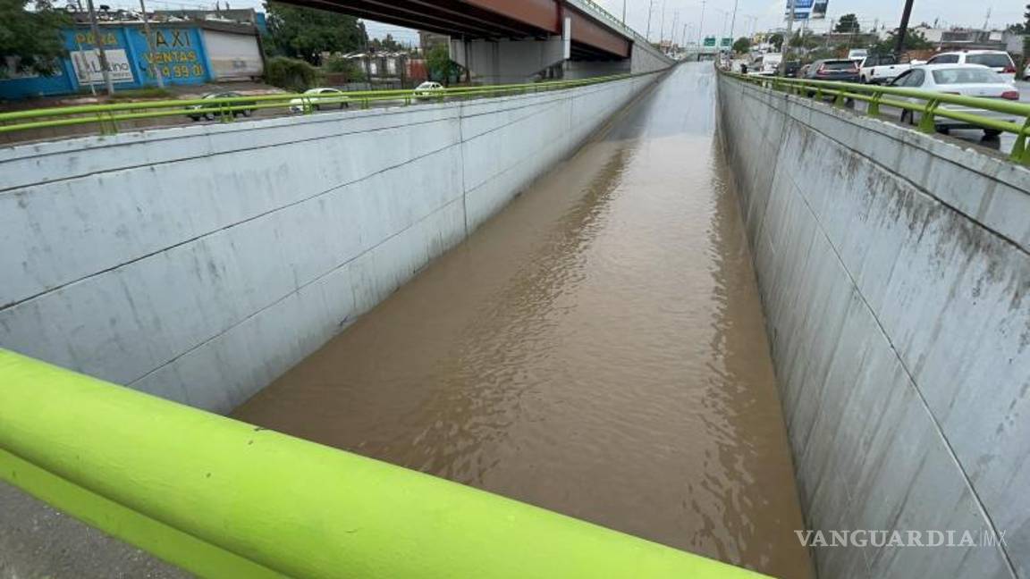 $!Solo camiones y vehículos altos lograron atravesar el área afectada.
