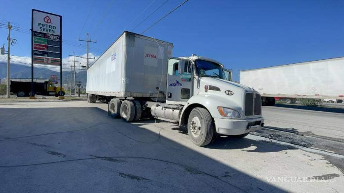 $!El tráiler de Jegoco Logistic golpeo contra un poste de concreto provocando la caída del cable eléctrico.