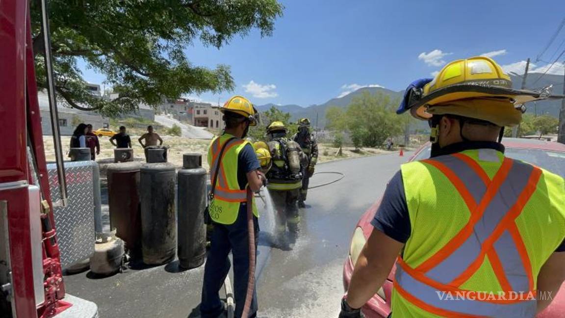 $!Elementos del cuerpo de bomberos retiraron seis tanques de gas, para descartar riesgo.