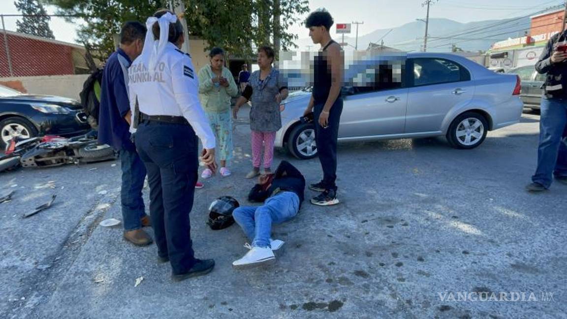 $!El accidente dejó daños visibles en el vehículo, pero lo más preocupante fue la falta de atención inmediata al herido.