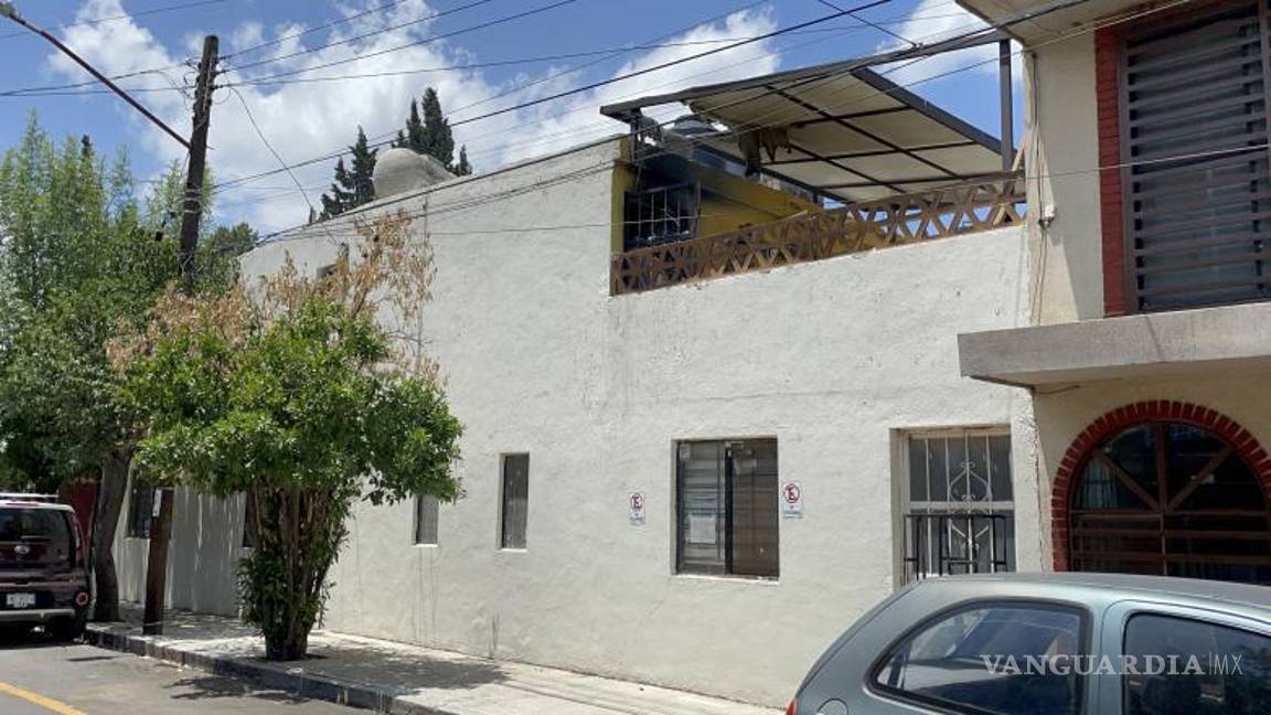 $!El fuego consumió algunos libros y muebles.