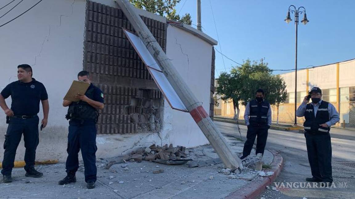 $!Debido al exceso de velocidad, el conductor perdió el control del auto y se estrelló contra un poste.