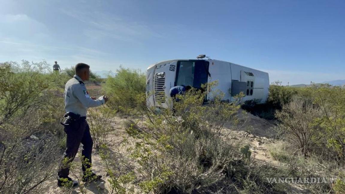 $!Se presume que el conductor perdió el control de la unidad en una de las curvas.