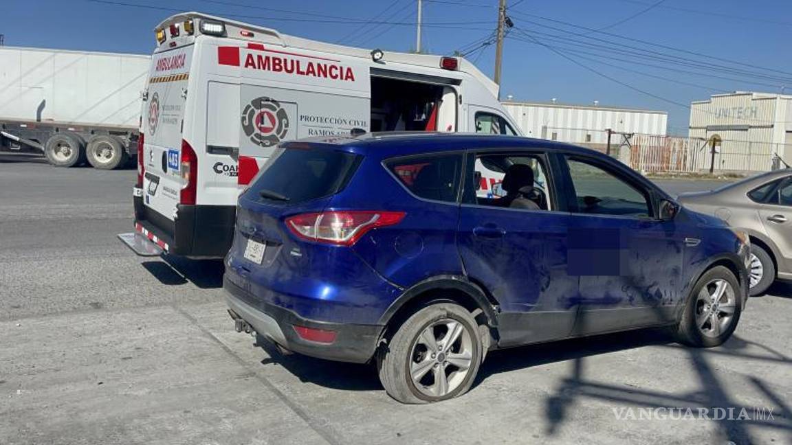 $!La Ford Escape terminó con los neumáticos ponchados tras el impacto de la pipa.