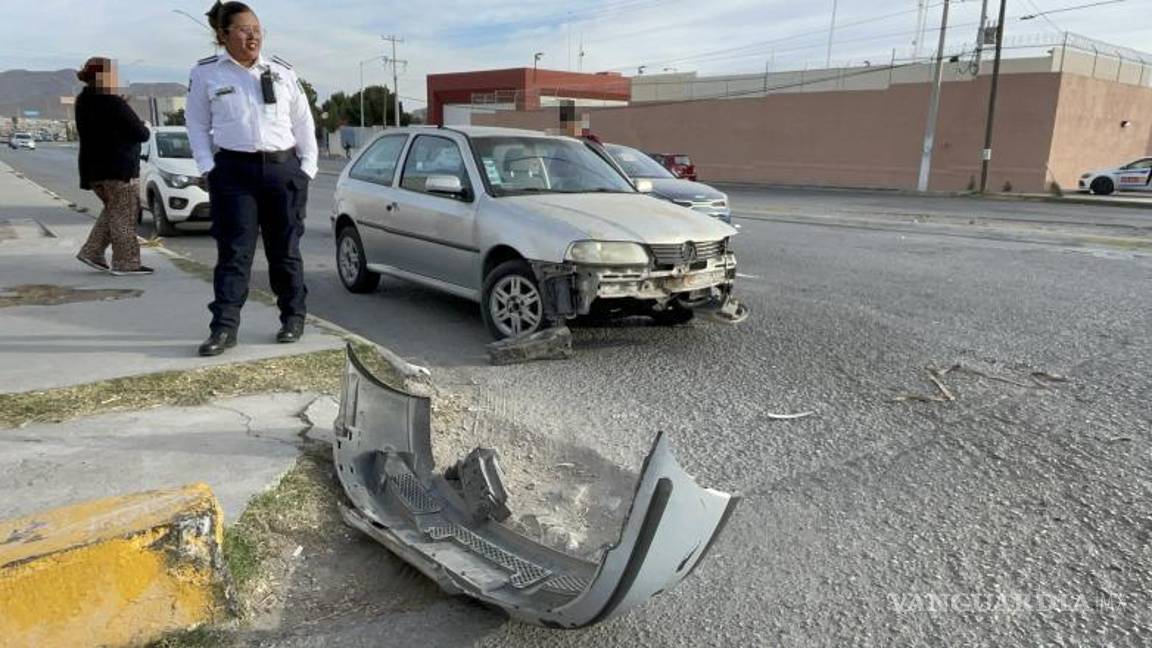 No calcula dimensiones y provoca choque al poniente de Saltillo