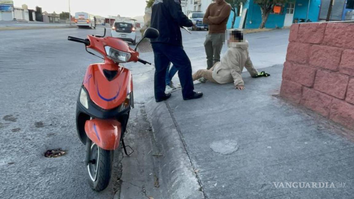 Se le atraviesa a motociclista y se da a la fuga en Saltillo; conductor resultó lesionado