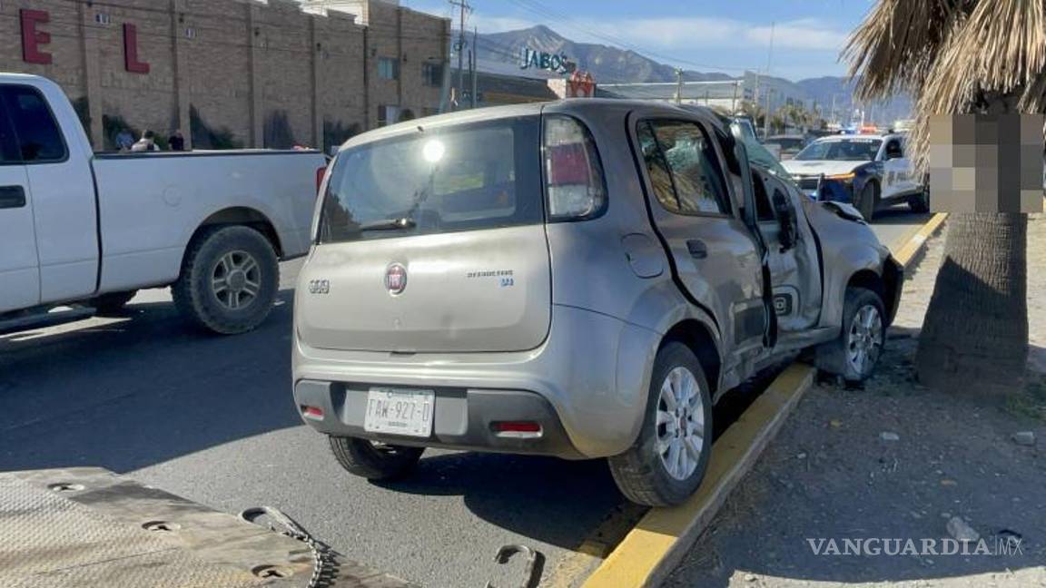 $!El Fiat Uno terminó con daños en la parte frontal tras perder el control y golpear el camellón.