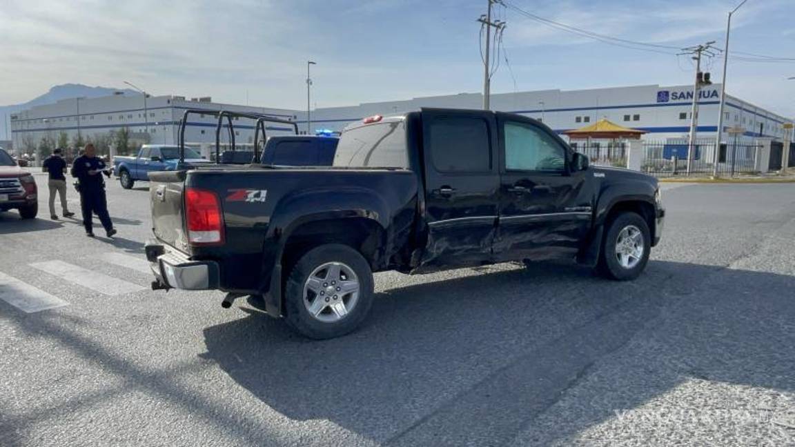 $!La camioneta GMC Sierra resultó con afectaciones en el costado derecho tras el impacto.