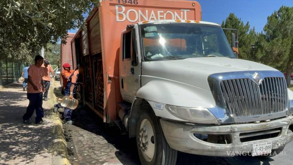 $!Otro camión de la empresa de agua purificada llegó al lugar para transferir los garrafones.