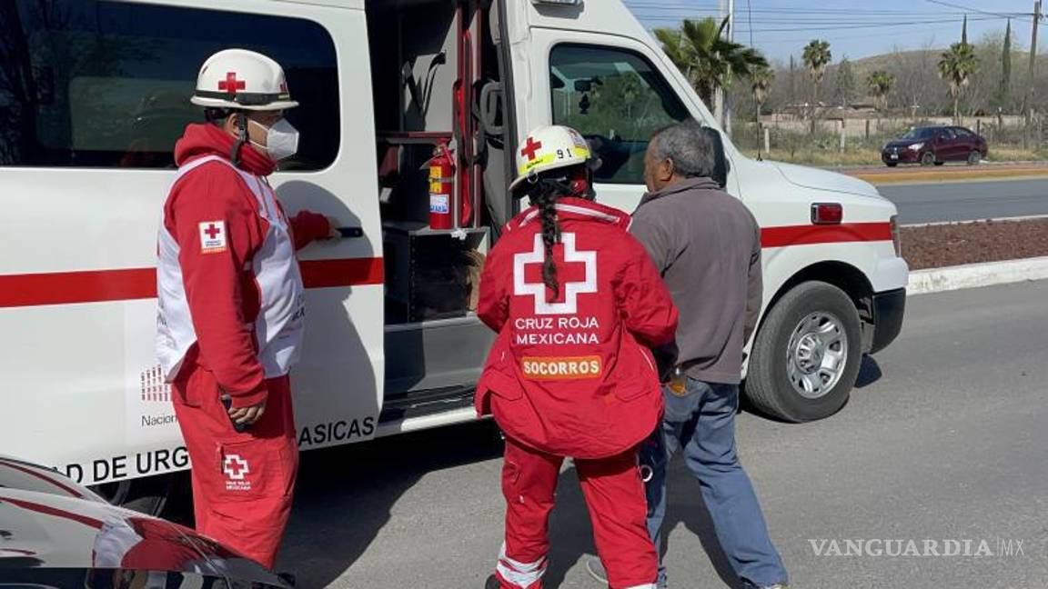 $!Personal de la Cruz Roja atiende a José después del accidente, donde sufrió un golpe en la nariz.