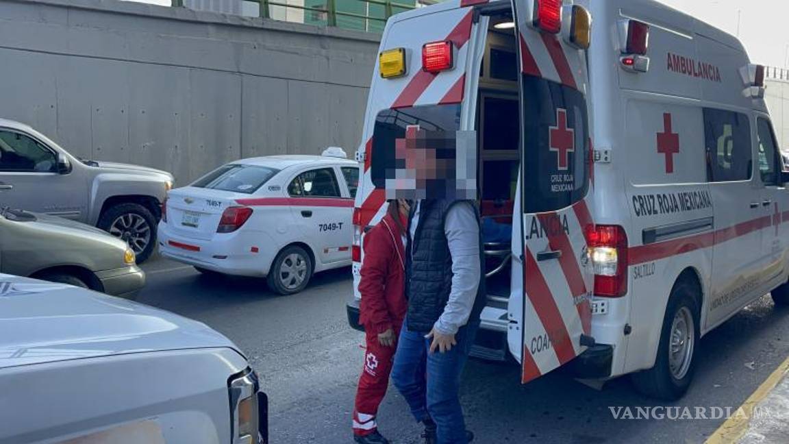 $!Paramédicos de la Cruz Roja llegaron al lugar del accidente para valorar al motociclista, quien afortunadamente no presentó heridas graves.