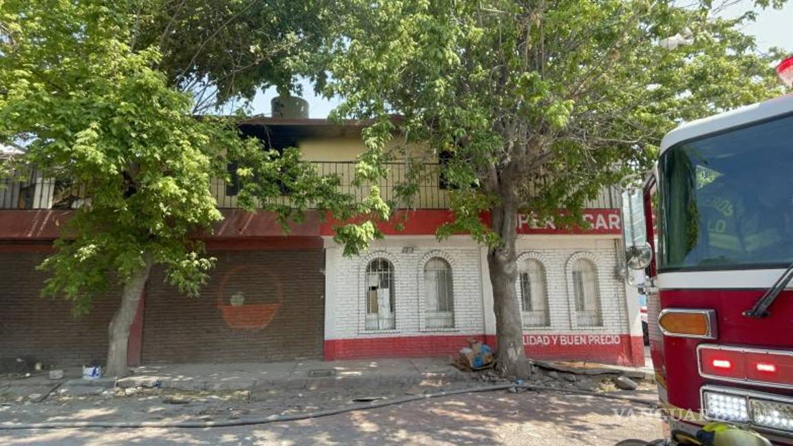 $!La rápida respuesta de los bomberos contribuyó a evitar víctimas humanas en el incendio residencial.