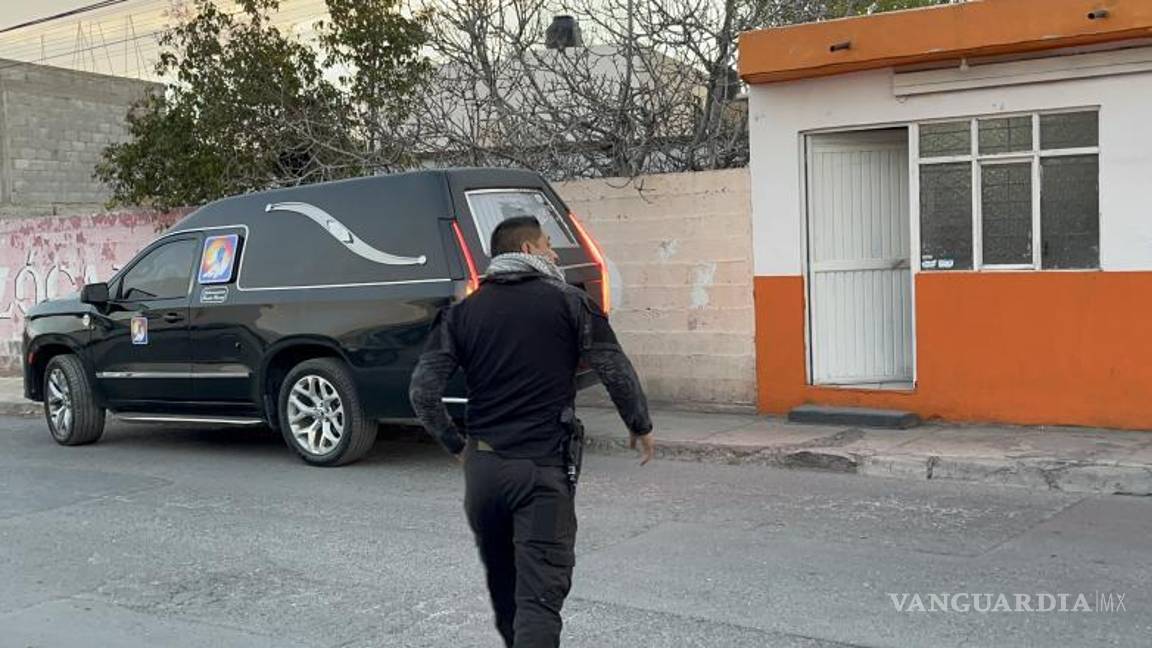 $!La Policía Municipal y paramédicos de la Cruz Roja confirmaron el deceso de la joven, destacando la urgencia de abordar la problemática de salud mental y adicciones.