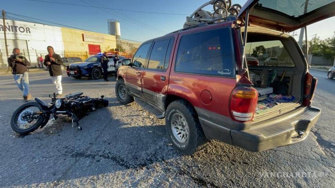 $!Policías municipales tomaron conocimiento del siniestro y aseguraron al conductor de la camioneta.