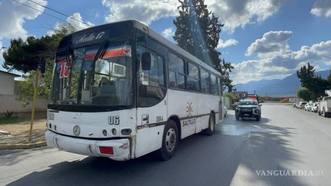 $!El operador de la Ruta 17 pidió a los pasajeros evacuar la unidad antes de que el fuego se extendiera.