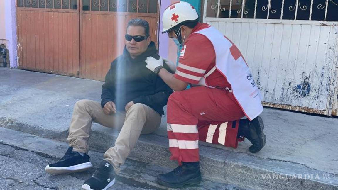 $!Paramédicos de la Cruz Roja llegaron en pocos minutos y atendieron a Sergio y Anselma, quienes por fortuna no presentaban lesiones de consideración.