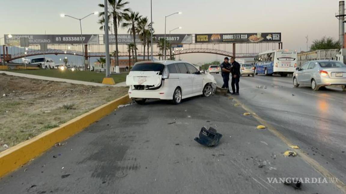 $!La fuerza del choque provocó que el motor saliera despedido hasta los carriles contrarios, impactando otro automóvil.