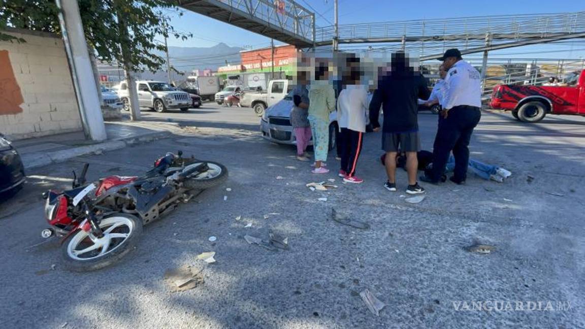 $!Los transeúntes observaron con preocupación cómo el motociclista se quejaba de sus lesiones mientras esperaba atención.