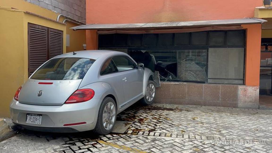 $!Empleados del negocio se encontraban preparando el área de cocina cuando el auto se impactó contra la estructura frontal.