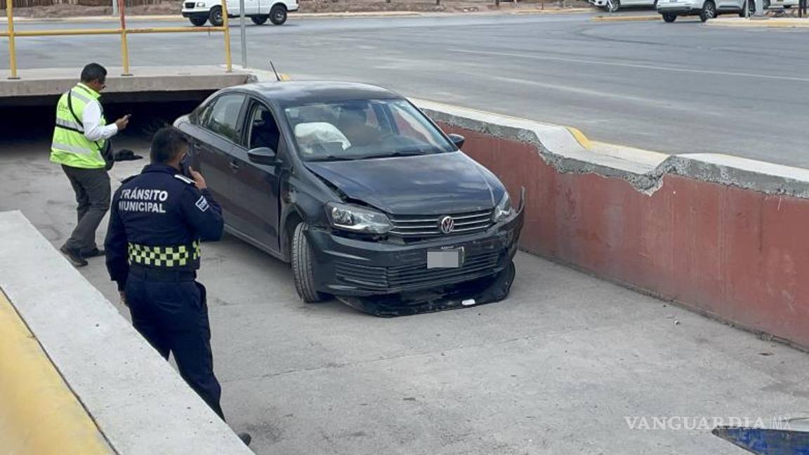 $!La aseguradora se hizo cargo del vehículo, que resultó en pérdida total tras caer al canal.