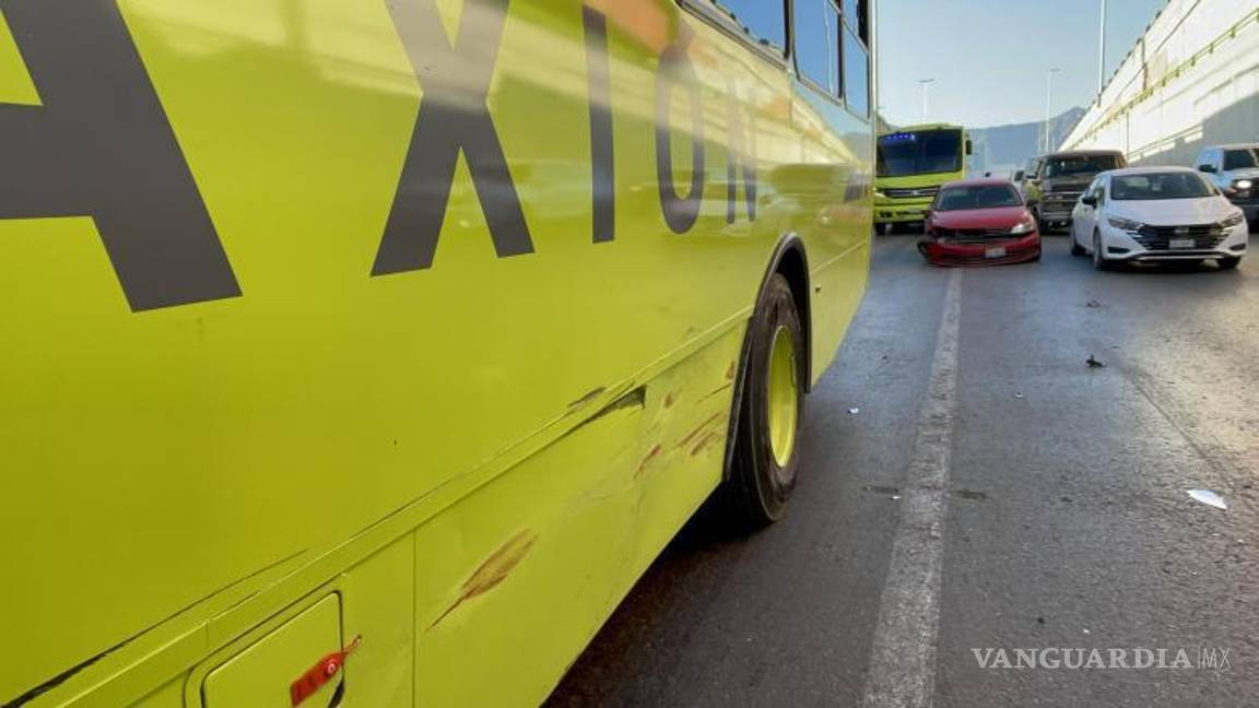 $!La congestión vehicular fue evidente en la zona mientras se esperaba la llegada de la grúa.