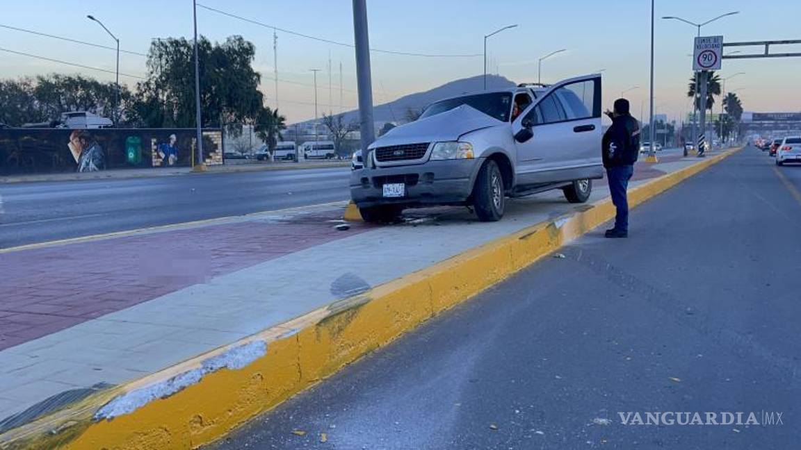 $!El personal de paramédicos de bomberos atendió a la joven, quien afortunadamente, no sufrió lesiones graves.