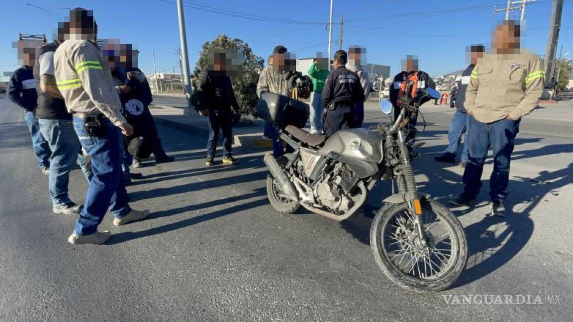 Intenta dar vuelta y manda al piso a motociclista en Saltillo