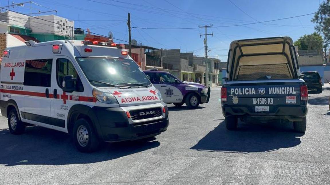 $!Vecinos llamaron a los cuerpos de emergencia para brindarle auxilio a la mujer.