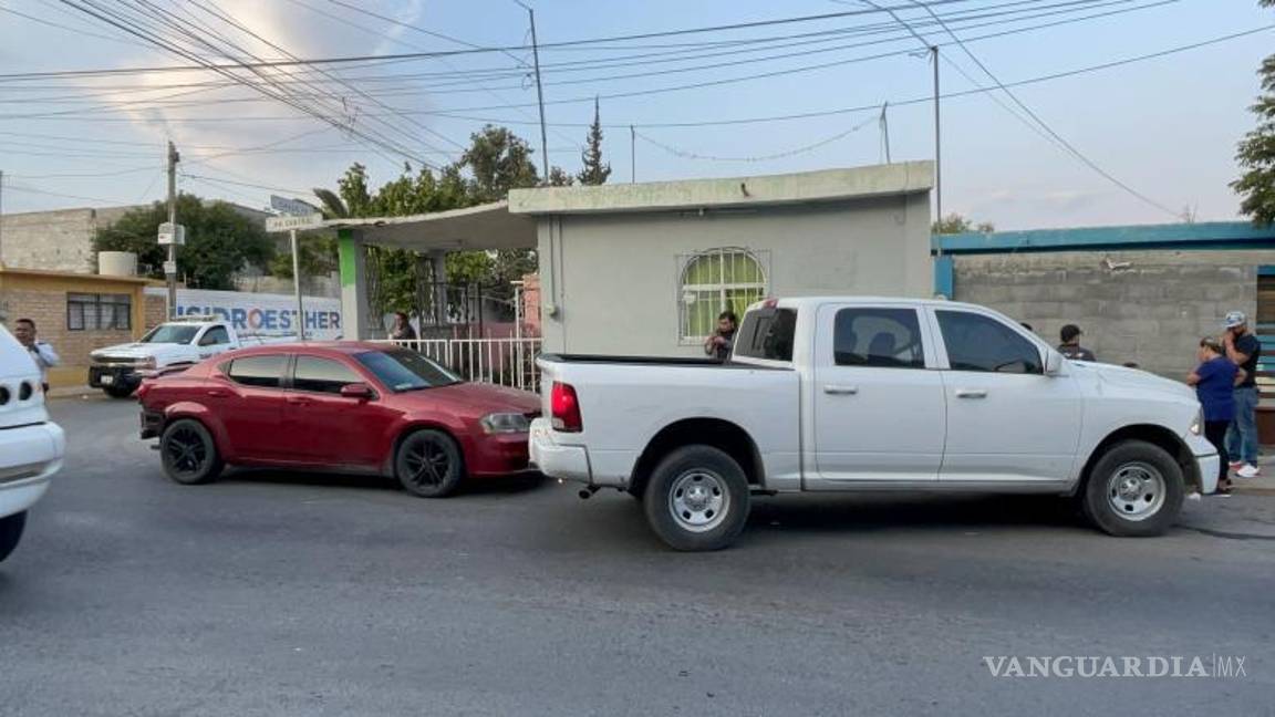 $!Los habitantes de la vivienda afectada aseguran que siempre hay choques en ese lugar, y por eso pusieron esas protecciones.