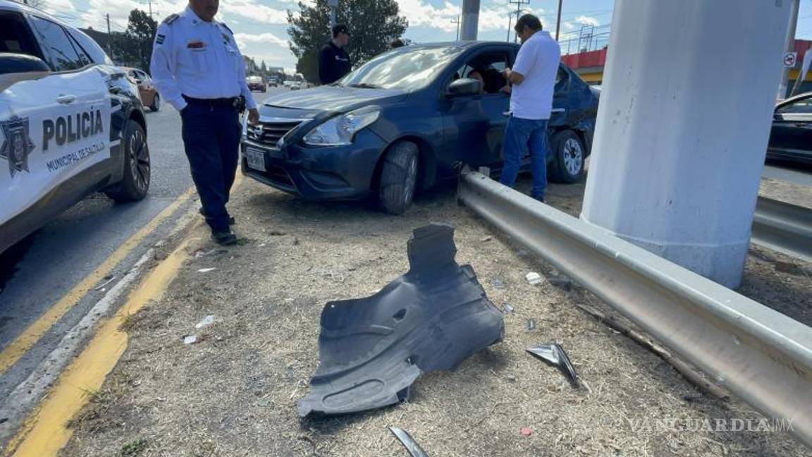 $!Accidente en Saltillo: dos vehículos colisionan contra un poste en la prolongación Francisco de Urdiñola.