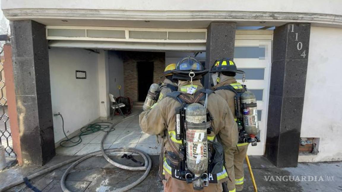 $!Una joven y su mascota salieron ilesos de la casa incendiada, agradeciendo la ayuda de los equipos de emergencia.
