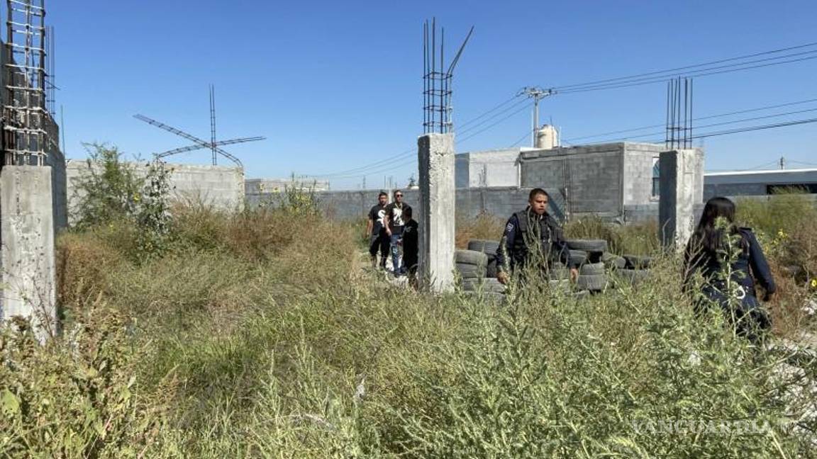 $!Los policías también evacuaron a varias personas que se encontraban en el sitio, quienes afirmaron ser de un anexo cercano.