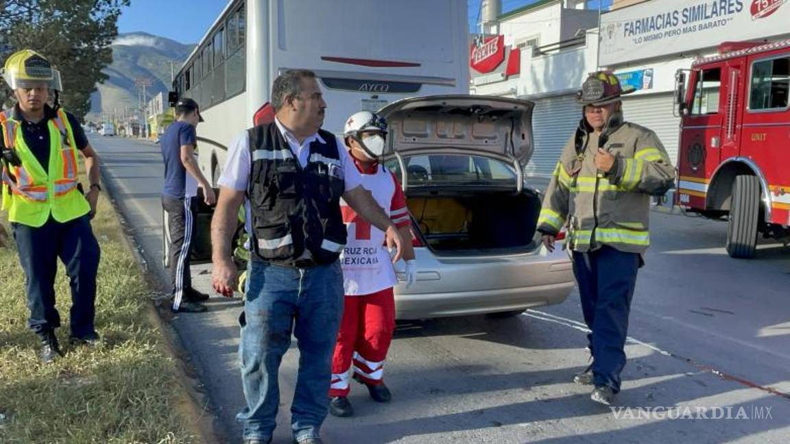 $!Paramédicos de la Cruz Roja valoraron al conductor del vehículo.