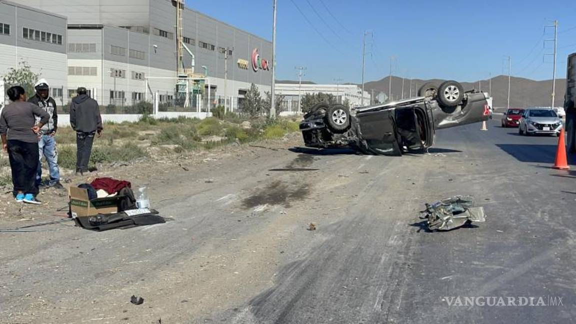 $!Elementos de la Policía Municipal y Guardia Nacional abanderaron la zona para evitar otro percance en la vialidad.