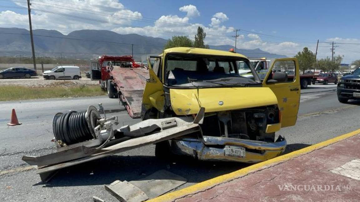 $!La lámina se incrustó en el vehículo responsable.