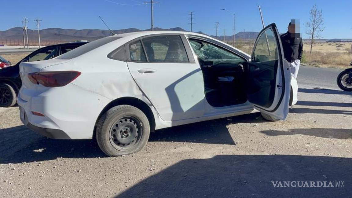 $!Paramédicos atendieron a los dos jóvenes involucrados sin que requirieran traslado hospitalario.