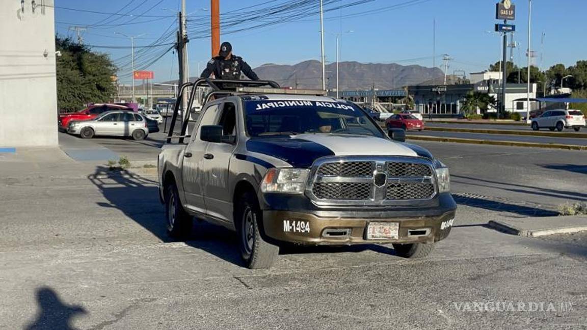 $!Los agentes de la unidad M-1494 fueron los encargados de la detención de los presuntos responsables de daños a la tienda y robo.