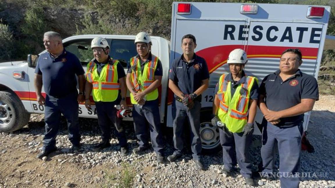 $!Bomberos utilizaron cuerdas y una camilla especial para rescatar a la mujer desde el fondo del barranco tras una compleja maniobra de ascenso.