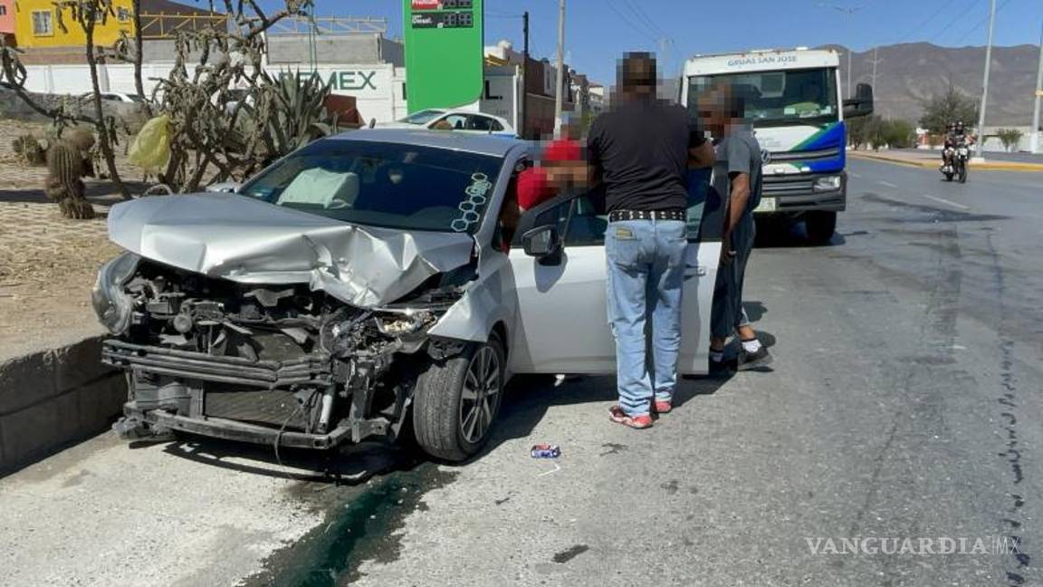 Saltillo: da vuelta en ‘U’ sin precaución y causa choque en la calzada Francisco I. Madero