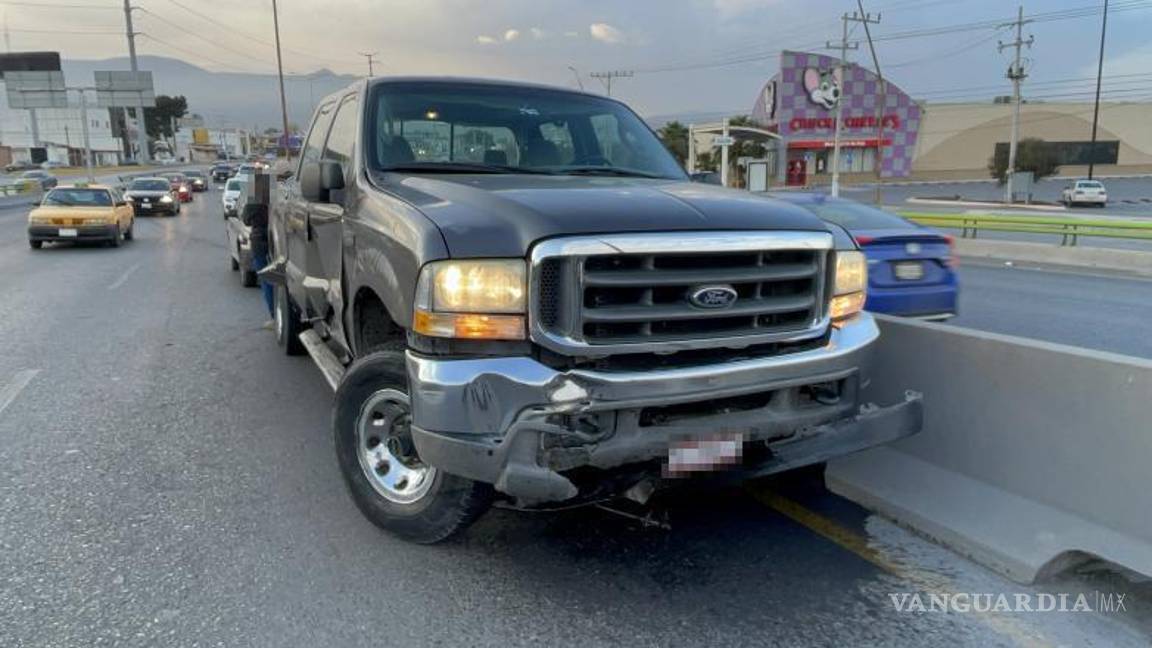 $!El golpe contra la barrera metálica provocó daños en la carrocería y en la dirección del vehículo.