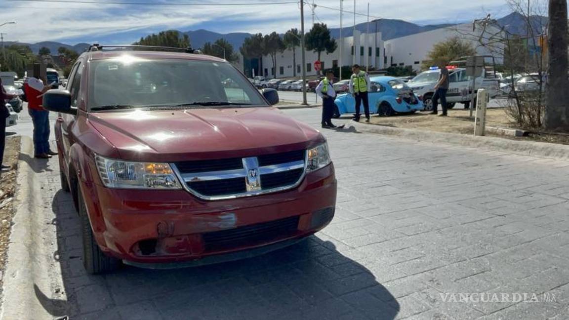 $!La camioneta Dodge Journey impactó lateralmente al Volkswagen Sedan, causando que este último terminara sobre el camellón central.