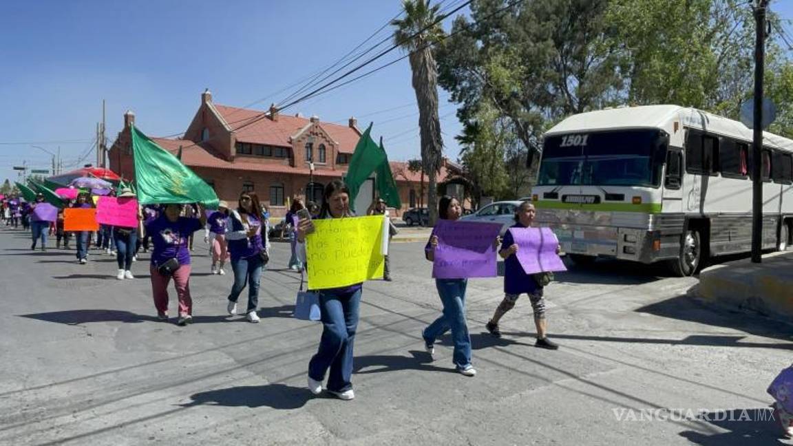 $!Consignas de empoderamiento y lucha por la equidad resonaron el calles de Saltillo, donde más de mil 500 mujeres se unieron a la marcha.
