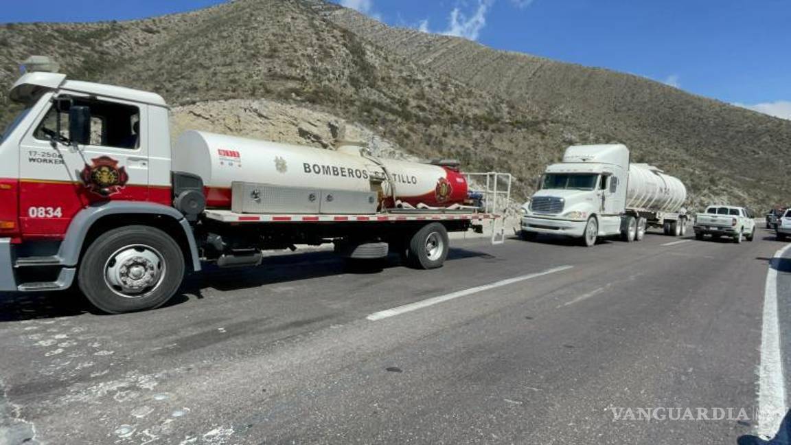 $!Una pipa de bomberos ingresó al túnel para apoyar en las labores de enfriamiento y control del incendio tras el accidente.
