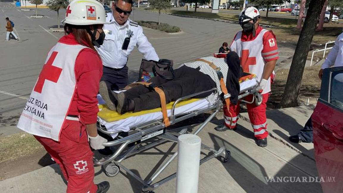 $!Paramédicos de la Cruz Roja atendieron a la mujer herida antes de su traslado a la Clínica Dos del IMSS.