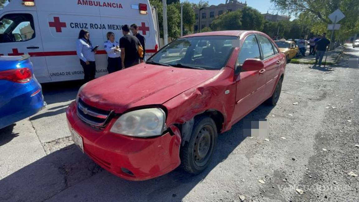 $!El Chevrolet Optra de Rodolfo ¨N¨ bloqueó parte de la Avenida Universidad tras la maniobra de retorno que provocó el accidente.