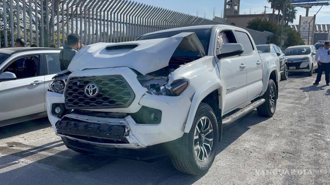 $!Agentes de tránsito municipales respondieron al incidente, que desencadenó el impacto entre otros dos vehículos.