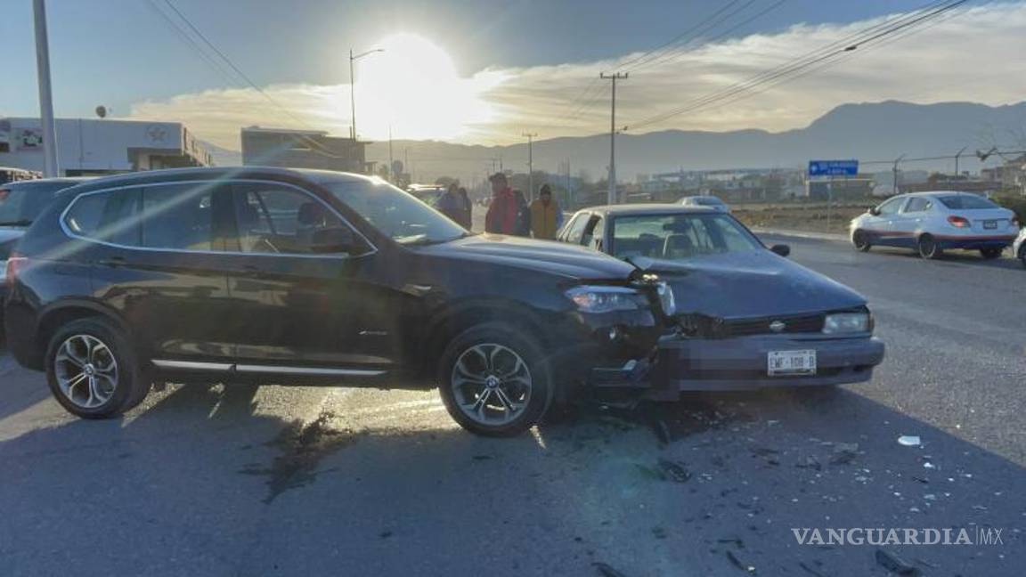 $!El personal de Tránsito Municipal acudió al lugar del incidente, tomando nota de los detalles y colaborando para liberar el tráfico en la vialidad.